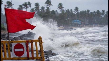 കേരള തീരത്ത് കടൽക്ഷോഭം: ബീച്ച് യാത്രകൾ പ്ലാൻ ചെയ്തവർ ശ്രദ്ധിക്കുക; കെഎസ്ആർടിസി റൂട്ടുകളിൽ മാറ്റം