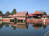 തെക്കും വടക്കുമായി 2 ശ്രീകൃഷ്ണ ക്ഷേത്ര‌ങ്ങള്‍