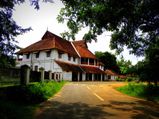 ആശ്രാമം ബംഗ്ലാവ്; ബംഗ്ലാവെന്ന് പറ‌ഞ്ഞാൽ ഇതൊരു ഒന്നൊന്നൊര ബംഗ്ലാവ!
