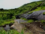 ത്രില്ലടിപ്പിക്കുന്ന യാത്രയ്ക്ക് ഇലവീഴാപൂഞ്ചിറ 