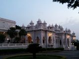ആകാശത്തിന്റെ കണ്ണാടിപോലൊരു കൊട്ടാരം