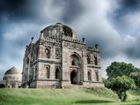 ശവകുടീരങ്ങള്‍ വിസ്മയം തീര്‍ക്കുന്ന പൂന്തോട്ടം...