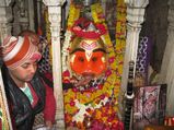 മദ്യം വഴിപാട്, പ്രസാദവും മദ്യം... മനസ്സറിഞ്ഞ് പ്രാര്‍ഥിച്ചാല്‍ അനുഗ്രഹിക്കുന്ന  കാല ഭൈരവ്