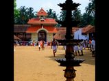 പൂവന്‍കോഴിയെ നടയ്ക്കല്‍ പറത്തും ഊട്ടും! ഭഗവതി പൂവന്‍കോഴിയുടെ രൂപത്തില്‍ വന്ന ക്ഷേത്രം