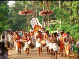യാത്ര ചോദിച്ചു പോകുന്ന മണക്കാട്ട് ദേവി