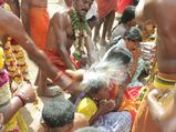 ഭക്തിയെന്നാല്‍ ഇതാണ്!!  തലയിൽ തേങ്ങയുടയ്ക്കുന്ന ക്ഷേത്രം!!  