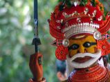 എല്ലാ ദിവസവും കെട്ടിയാടുന്ന തെയ്യവും നായകൾക്കു വിലക്കില്ലാത്ത സന്നിധിയും..ഇത് പറശ്ശിനിക്കടവ്
