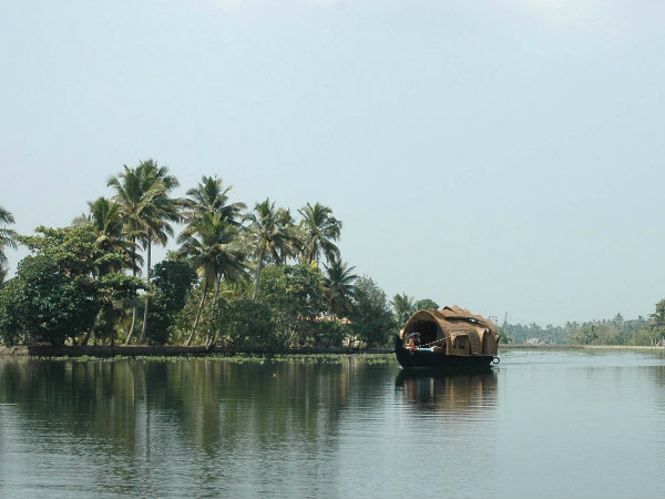 മധുരം നുകർന്ന് കായൽപരപ്പിലൂടെ