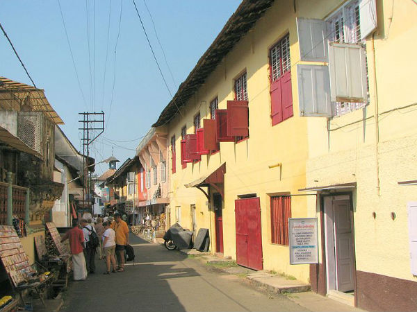 ചീനവലകൾ കണ്ട് വളകിലുക്കാം