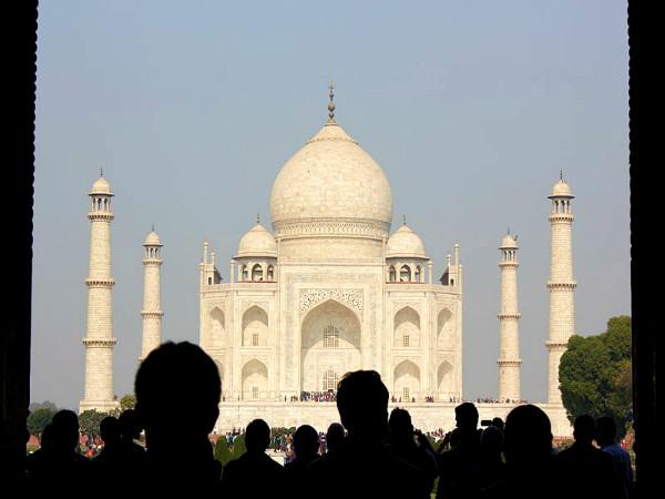 ഒഴുകിയെത്തുന്ന സഞ്ചാരികൾ