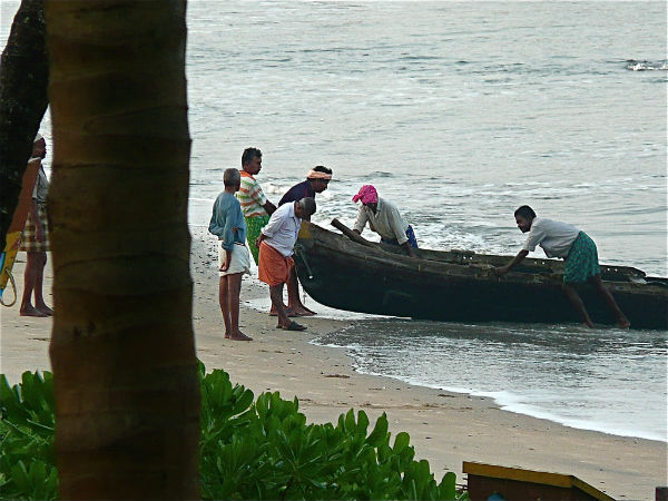 വള്ളം തള്ളുന്നവർ