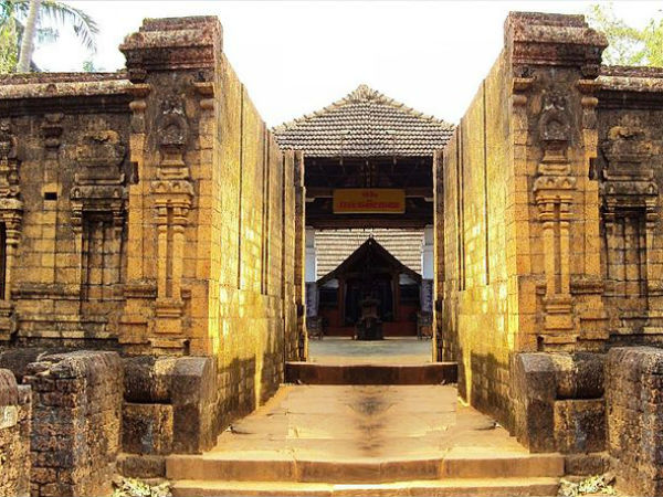 ക്ഷേത്രത്തിൽ എത്തിച്ചേരാൻ