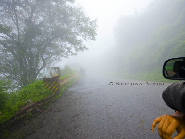 മൂടൽമഞ്ഞുകൾക്ക് ഇടയിലൂടെ