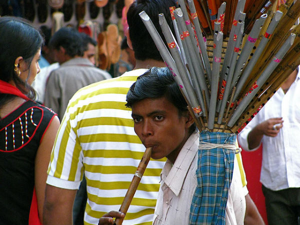 കുഴലൂതി ഒരാൾ