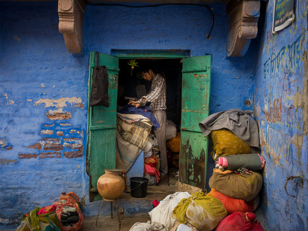 നീല നിറത്തിന് പിന്നിൽ