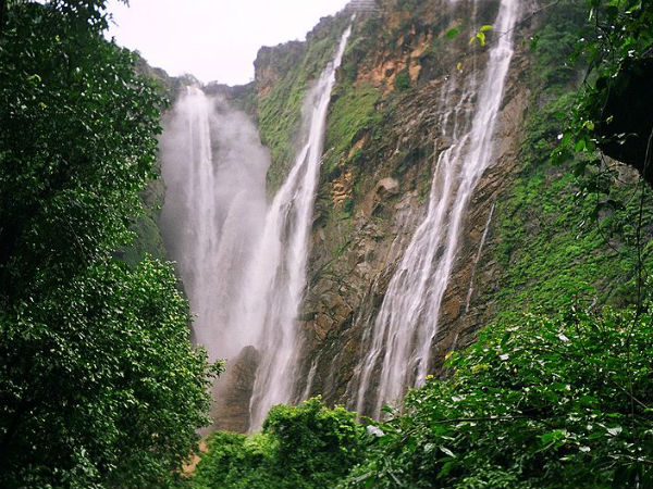 വെള്ളച്ചാട്ടം കാണാൻ