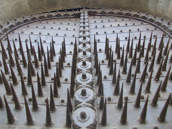 ആനയ്‌ക്കെതിരെ ആണികള്‍