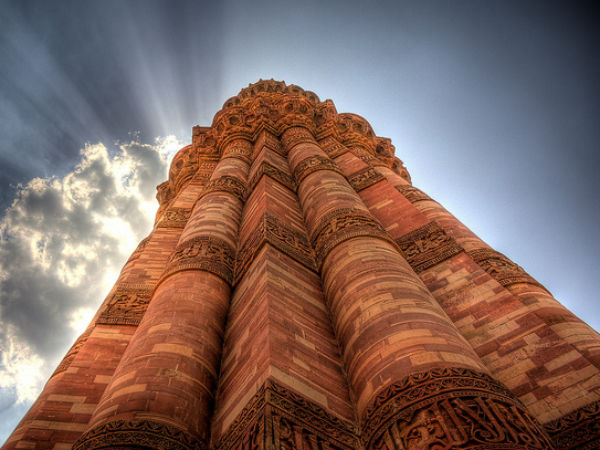 കുത്തബ് മീനാര്‍ കുത്തനെ