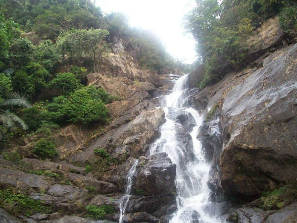 14. മീന്‍വല്ലം വെള്ളച്ചാട്ടം