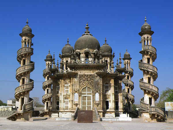 12. നവാബുമാരുടെ കരവിരുതില്‍ മഖ്ബാര പാലസ്