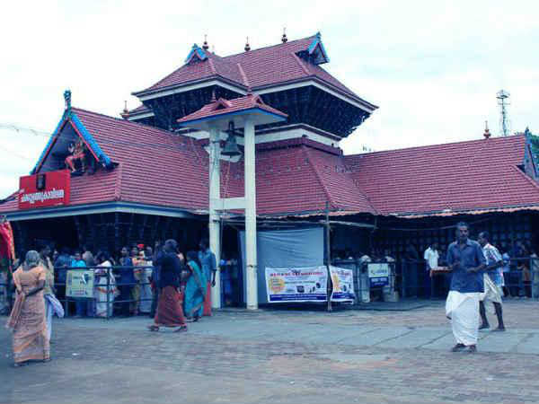 ചക്കുളത്ത് കാവ്, നീരേറ്റുപുറം