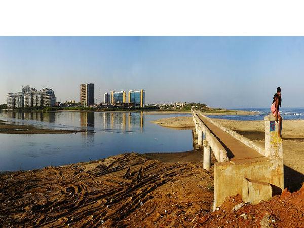 01. അഡ‌യാര്‍ നദിയിലെ തകര്‍ന്ന പാ‌ലം