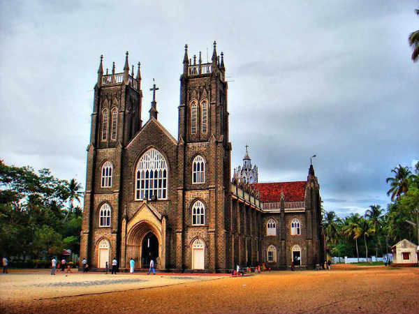 ക്രിസ്ത്യാനികളും ഹിന്ദുക്കളും ഒരുപോലെ പുണ്യസ്ഥലമായി കരുന്നതാണ് അര്‍ത്തുങ്കല്‍ പള്ളി