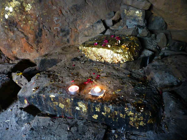 ഗുഹയ്ക്കുള്ളിൽ