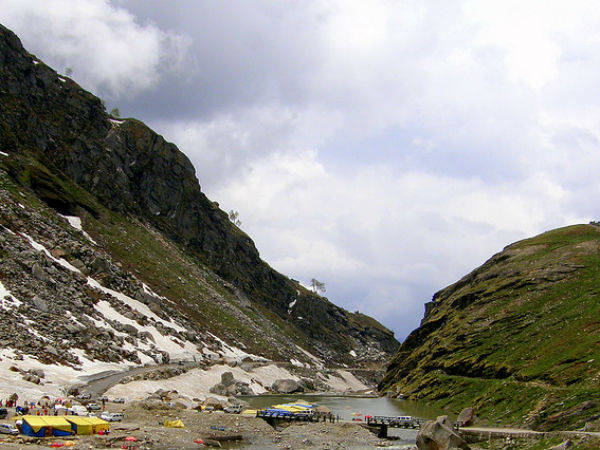 സാഹസികരേ ഇതി‌ലേ ഇതിലേ