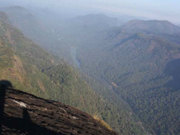 02. മീനുളിയൻ ‌പാറ