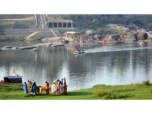 അതിശയിപ്പിക്കുന്ന പാറക്കൂട്ടങ്ങളും തുംഗഭദ്ര നദിയും വ്യൂപോയിന്റുകളുമൊക്കെ ഹമ്പിയെ സഞ്ചാരികളുടെ പ്രിയപ്പെട്ട സ്ഥലമാക്കി മാറ്റുന്നു.