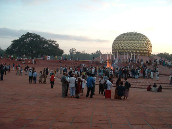 പ്രശസ്തമായ ഈ സ്വർണ്ണ ഗ്ലോബിനേക്കുറിച്ച് നിങ്ങൾ അറിയാത്ത കാര്യങ്ങൾ!