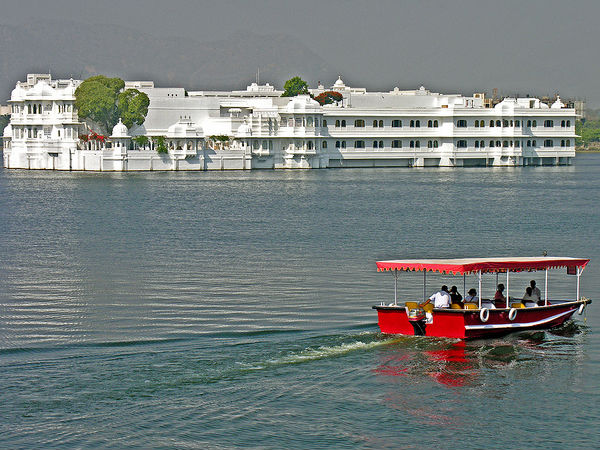ഉ‌ദയ്പൂ‌രിലെ നീ‌ലത്തടാകങ്ങ‌ള്‍