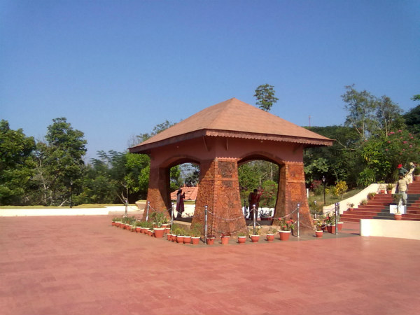 വയനാട്ടിലെ മാനന്തവാടി നഗരത്തിന് സമീപത്തായാണ് പഴശ്ശി കുടീരം സ്ഥിതി ചെയ്യുന്നത്