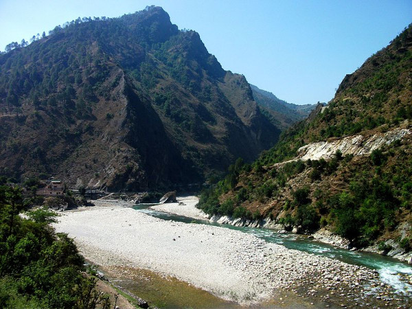 ദുർഘടമായ പാതയിലൂടെ