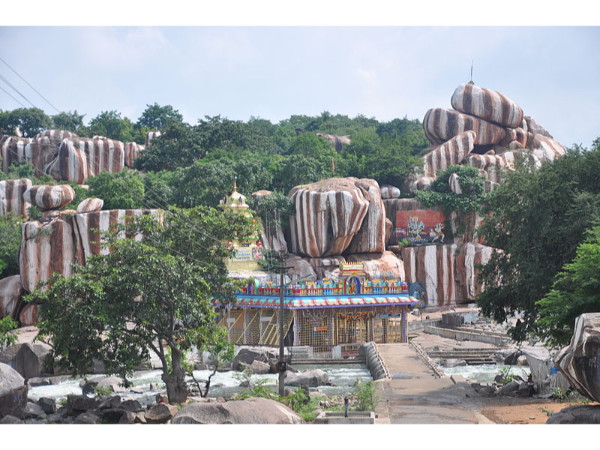 01. എഡുപായല ദുര്‍ഗാ ഭവാനി ഗുഡി