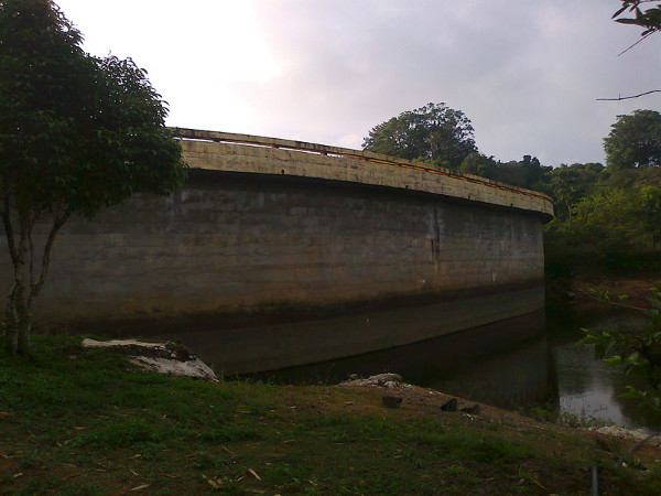 ഗവി അണക്കെട്ടിന് മുകളിലൂടെ