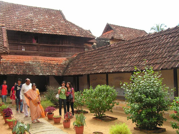 കൊട്ടാരത്തിനുള്ളിൽ