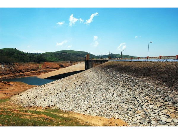 വെള്ളച്ചാട്ടങ്ങളും ഡാമുകളും