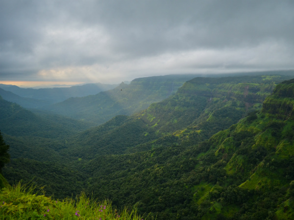 1. അംബോലി- മഹാരാഷ്ട്രയുടെ റാണി