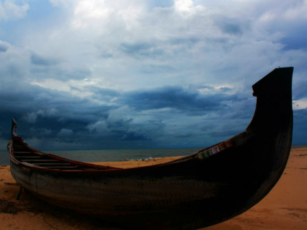 മഴമേഘങ്ങളെ തൊടാന്‍ ആലപ്പുഴ ബീച്ച്