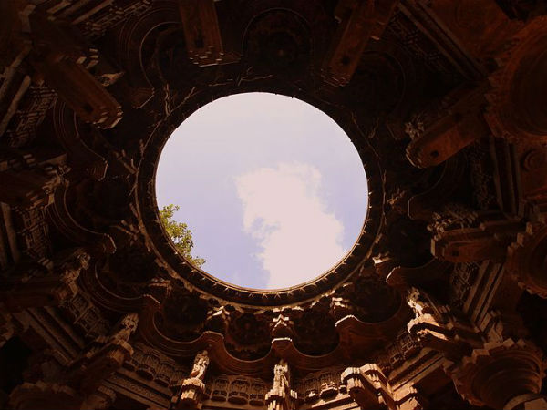 മനോഹരമായ നിര്‍മ്മാണം