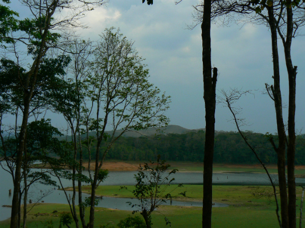 കടുംനിറത്തിലുള്ള വസ്ത്രങ്ങള്‍ ഒഴിവാക്കുക