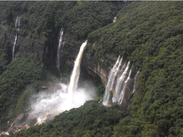 വെള്ളച്ചാട്ടം തീര്‍ക്കുന്ന കുളം