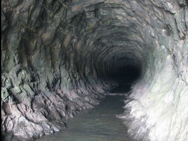 അത്ഭുതക്കാഴ്ചയായ അഞ്ചുരുളി തുരങ്കം 