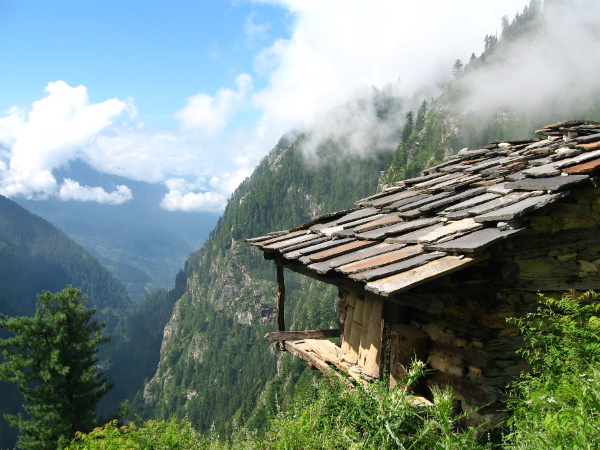 കര്‍ശനമായ ആചാരങ്ങളും അനുഷ്ഠാനങ്ങളും 