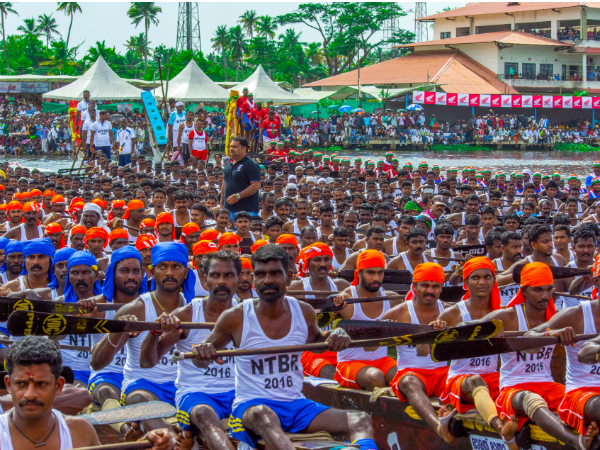 കായല്‍ മനുഷ്യസമുദ്രമാകുമ്പോള്‍