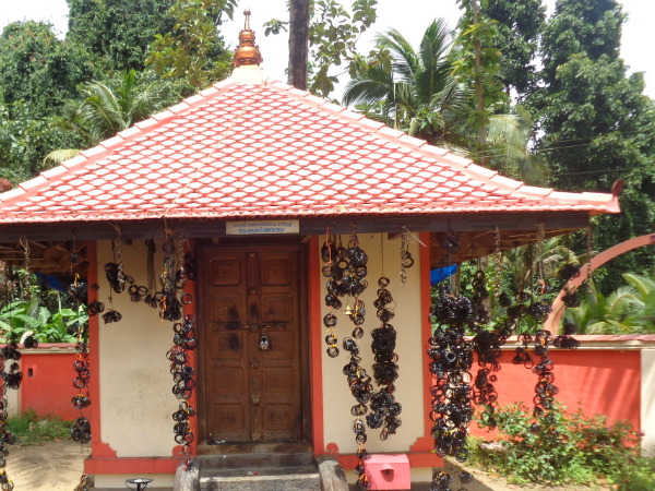 കള്ളിയങ്കാട്ട് നീലിയെ കടമറ്റത്ത് കത്തനാര്‍ കുടിയിരുത്തിയ ക്ഷേത്രം