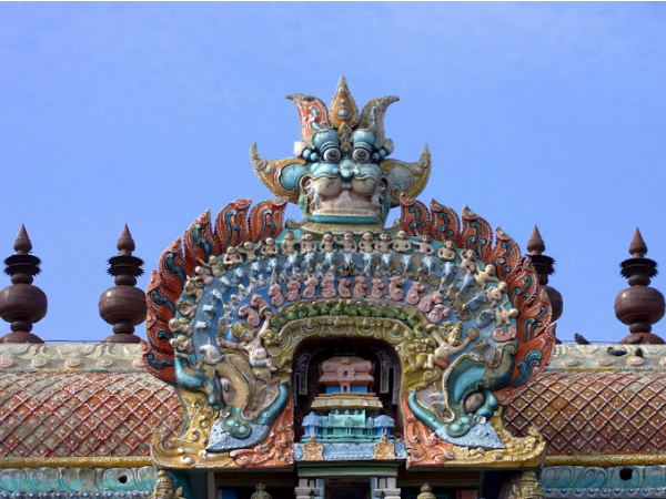 കാവലായി ഏഴു ചുറ്റുമതിലുകള്‍