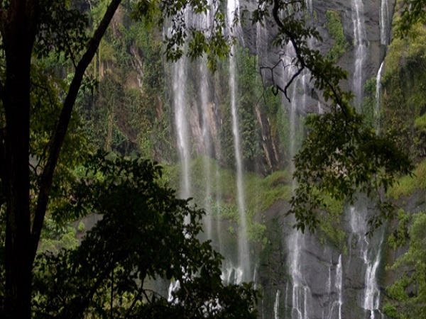 കീഴാര്‍കുത്ത് വെള്ളച്ചാട്ടം